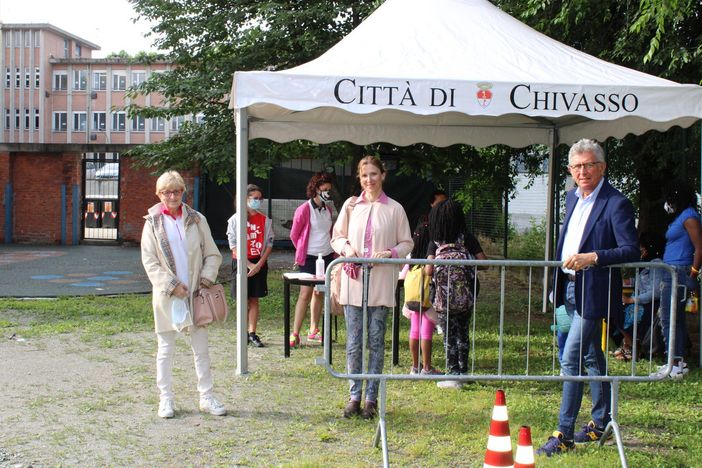 Il sindaco Claudio Castello con Tiziana Siragusa, assessora all'Istruzione e Chiara Casalino, assessora al Bilancio all'apertura dei centri estivi