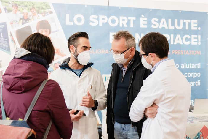 Appuntamento fieristico con stand e persone Appuntamento fieristico con stand e persone
