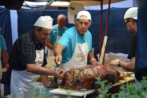 A Farigliano conto alla rovescia per la "Festa del Bôn Vin", tra enogastronomia, sfide secolari e tanto divertimento A Farigliano conto alla rovescia per la "Festa del Bôn Vin", tra enogastronomia, sfide secolari e tanto divertimento