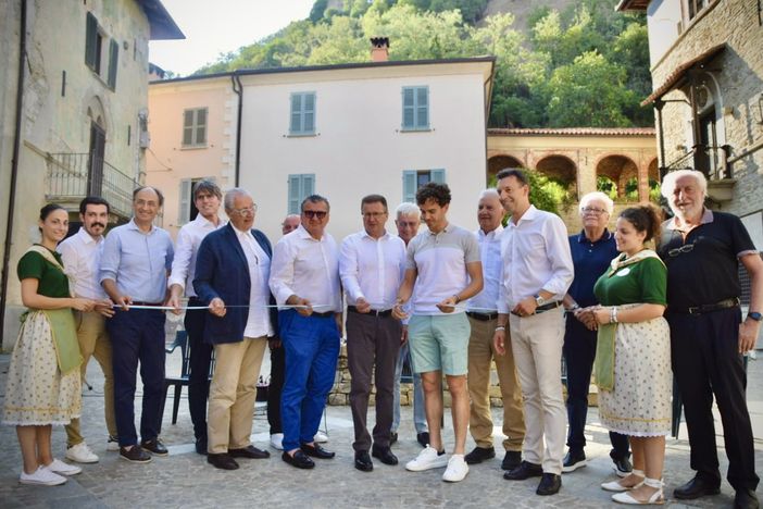 taglio del nastro con persone che inaugurano