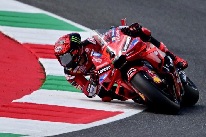 Martin scivola e perde la testa (del Mondiale), per Bagnaia vittoria doppia