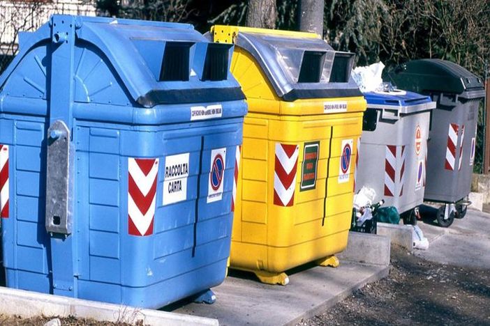 Bidoni per la raccolta differenziata dei rifiuti Bidoni per la raccolta differenziata dei rifiuti