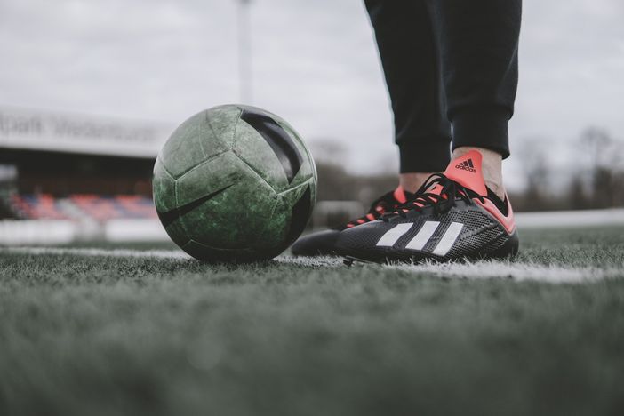 campo da calcio con un pallone campo da calcio con un pallone