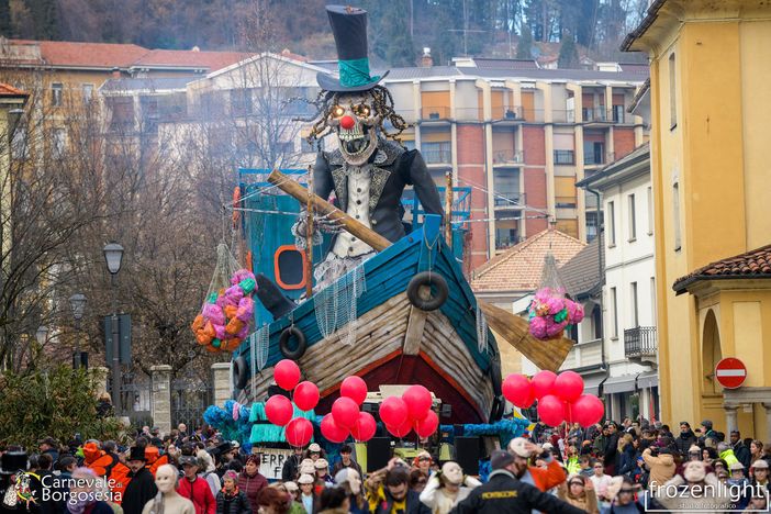 immagine di repertorio della sfilata di carri allegorici