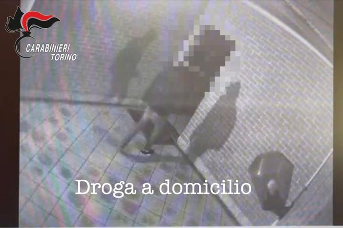 Sesso in cambio di crack, scoperta una casa di appuntamento: eseguite 4 ordinanze