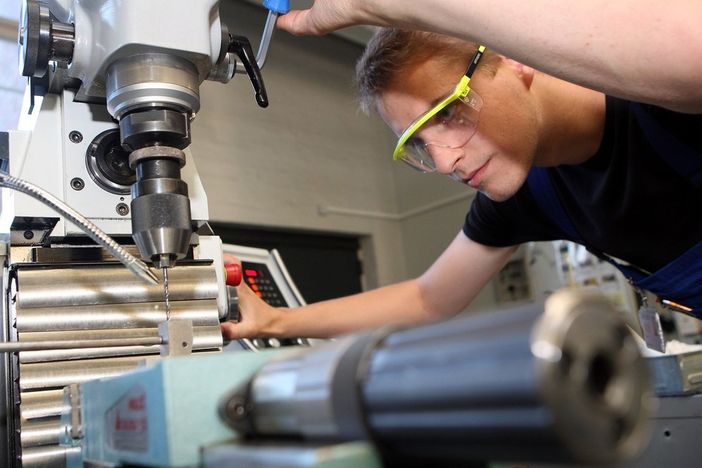 Previste 27 mila assunzioni ad aprile, ma in Piemonte quasi introvabili fabbri, montatori e informatici