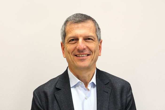 uomo in primo piano che sorride