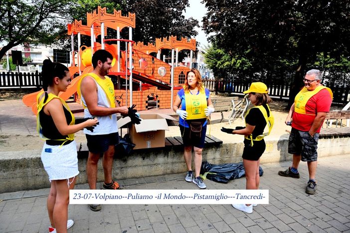 I volontari di “Puliamo Volpiano” sfidano il caldo: rimossi rifiuti in piazza Madonna delle Grazie