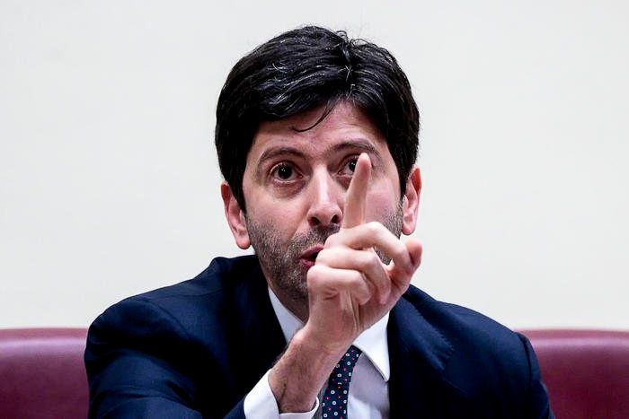 L'annuncio del ministro Speranza: "Vaccino anti Covid da gennaio. Sarà gratuito e non obbligatorio" L'annuncio del ministro Speranza: "Vaccino anti Covid da gennaio. Sarà gratuito e non obbligatorio"