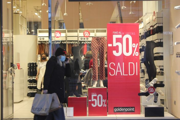 Covid e basse aspettative, la lenta partenza dei saldi a Torino: la speranza è l’Epifania [FOTO]
