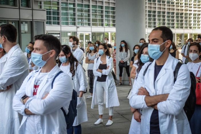 Medici specializzandi dedicati alle vaccinazioni: 400 volontari già ci sono, ma resta il nodo dei contratti