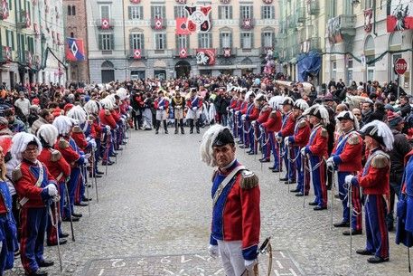 Carnevale di Ivrea: gli undici ufficiali ritirano l'ascia di guerra e rinunciano alla sospensiva