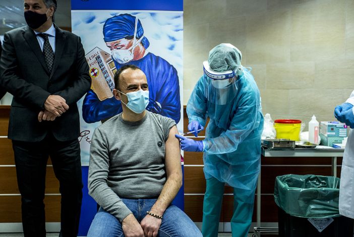 Un uomo riceve il vaccino anti Covid Un uomo riceve il vaccino anti Covid