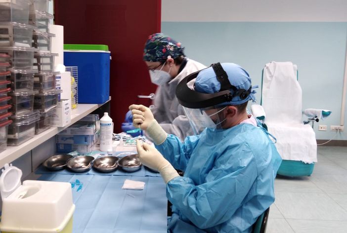 medico fa vaccino Covid medico fa vaccino Covid