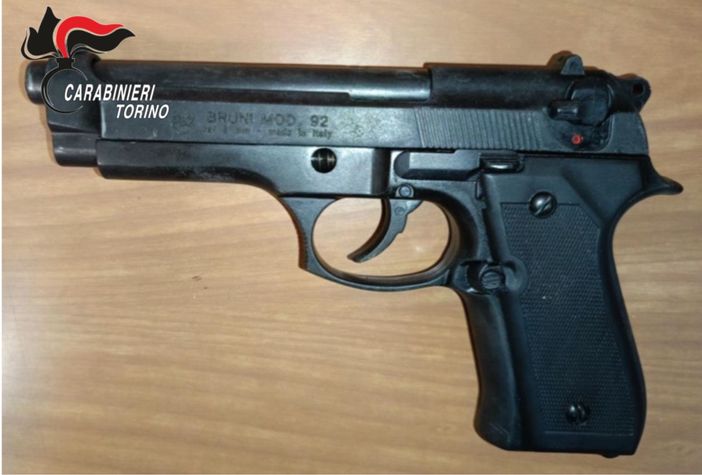 Durante la discussione è spuntata anche una pistola Durante la discussione è spuntata anche una pistola