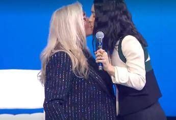 Levante dopo Sanremo: "Non c'è stata censura". E poi bacia in diretta Mara Venier