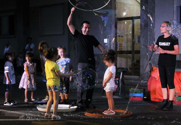 Uno degli spettacoli nei cortili dei quartieri settimesi