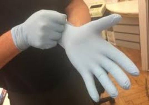 Anche l'Oms sostiene che "i guanti non sono raccomandabili". Cadrà l'obbligo nei supermercati?