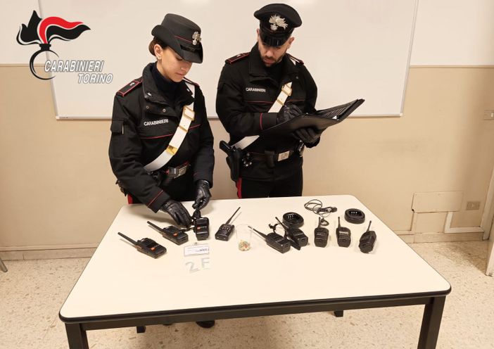 carabinieri con oggetti sequestrati