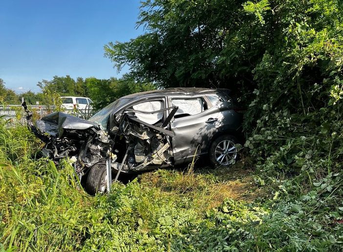 Supera le barriere e finisce in una scarpata: 4 feriti e paura sull'A5 Supera le barriere e finisce in una scarpata: 4 feriti e paura sull'A5