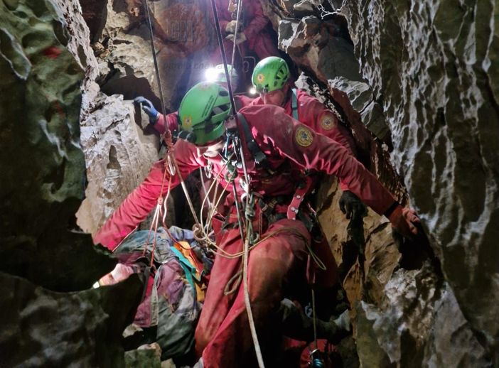 Dopo più di 24 ore, lo speleologo torinese fuori dall'Abisso Paperino Dopo più di 24 ore, lo speleologo torinese fuori dall'Abisso Paperino