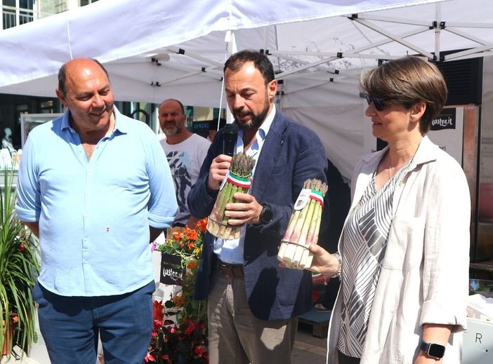 Santena: domenica 19 maggio la premiazione del contest "Il fascino dell'Asparago e dei Fiori eduli". Le ricette finaliste.