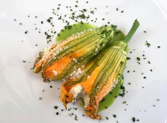 I piatti di Chef Zizzo: fiori di zucca ripieni di ricotta di pecora con salsa allo zafferano