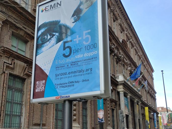 La campagna "5+5x1000 alla Fondazione EMN Italy Onlus" di fronte al Museo Egizio di Torino