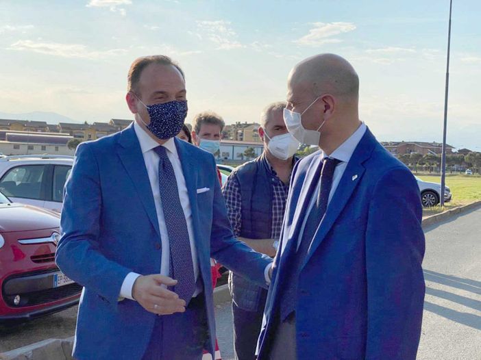 Il presidente Alberto Cirio al centro vaccini di Leinì con il sindaco Renato Pittalis