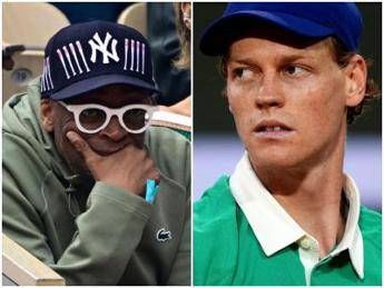Prova ad applaudire Sinner, lui lo ignora: la 'figuraccia' di Spike Lee a Parigi - Video Prova ad applaudire Sinner, lui lo ignora: la 'figuraccia' di Spike Lee a Parigi - Video