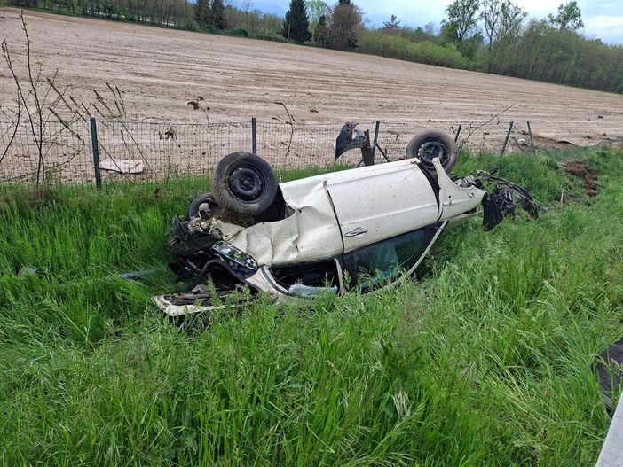 L'auto incidentata, finita in mezzo ai prati