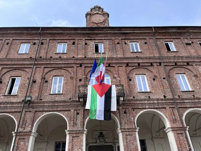 Esposta la bandiera palestinese al Comune di Chivasso Esposta la bandiera palestinese al Comune di Chivasso