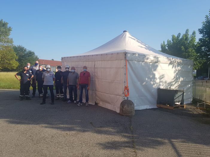 Le tende allestite all'esterno degli ospedali Le tende allestite all'esterno degli ospedali