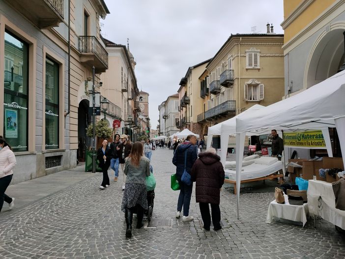 Chivasso: la Festa del Commercio ha animato via Torino nel fine settimana Chivasso: la Festa del Commercio ha animato via Torino nel fine settimana