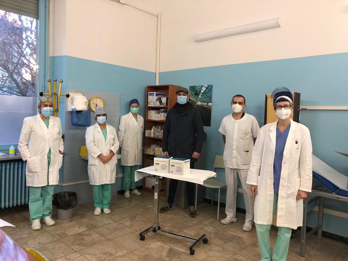 Il momento della consegna al reparto