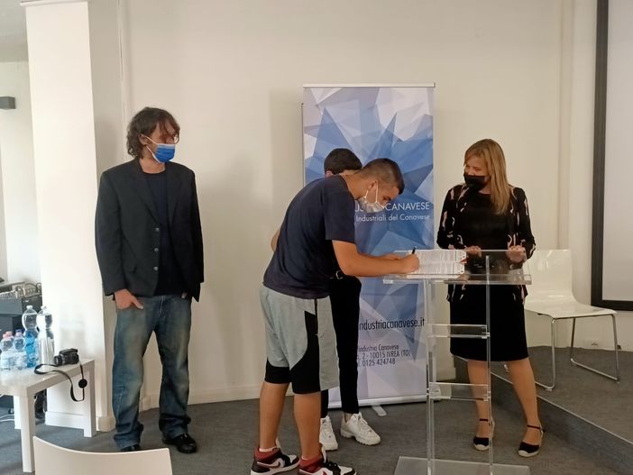 A Ivrea, firmato il "contratto viola" per il riconoscimento dell'imprenditore della Gentilezza