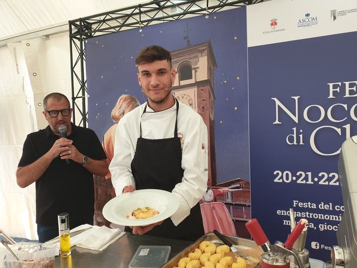 Il giovanissimo Luca Gamba con il suo dolce ai nocciolini