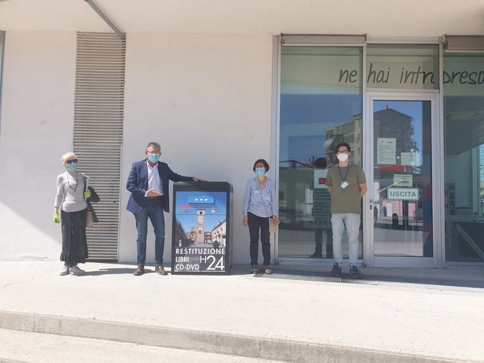 Il sindaco Claudio Castello e l'assessore Tiziana Siragusa accanto al box con gli operatori della biblioteca