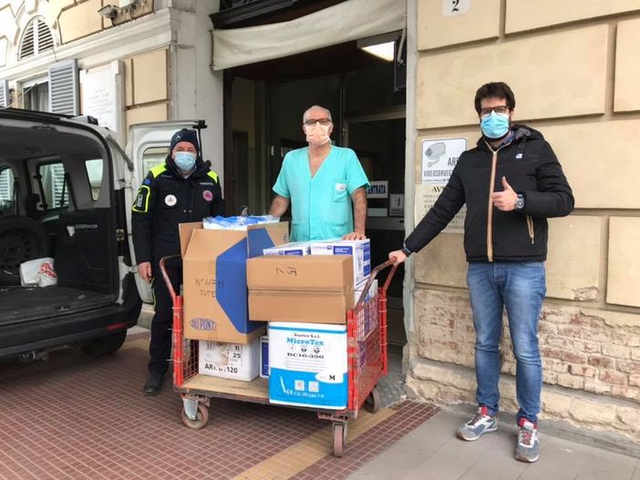 Il sindaco Vittorio Ferrero con Enzo Castenetto, direttore del reparto di Terapia Intensiva e Roberto Garione, coordinatore della Protezione civile di Crescentino Il sindaco Vittorio Ferrero con Enzo Castenetto, direttore del reparto di Terapia Intensiva e Roberto Garione, coordinatore della Protezione civile di Crescentino