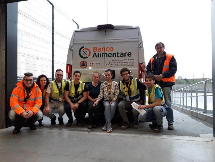 Una delegazione di lavoratori che ha consegnato la prima donazione di prodotti