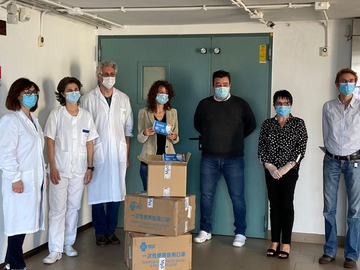 La consegna delle mascherine da parte di Paola Giannotti