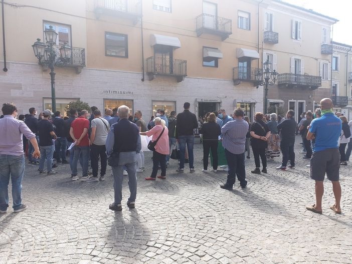 Fase 2: protesta degli ambulanti in piazza