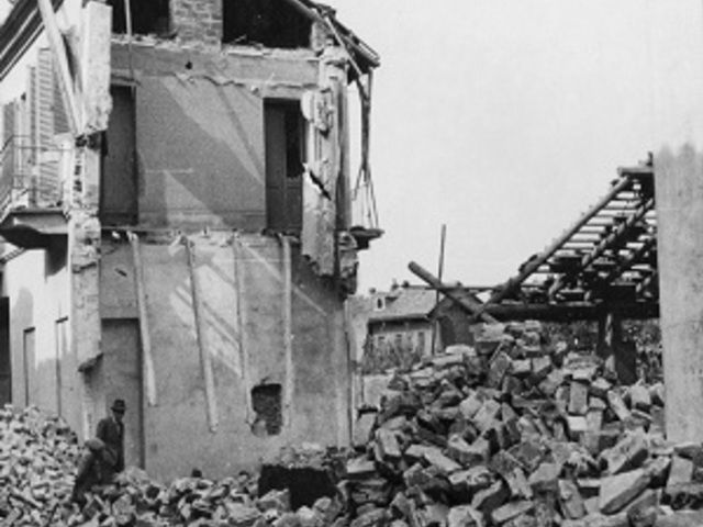 Un'immagine dei bombardamenti di Chivasso
