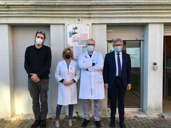 Il sindaco Claudio Castello e l'assessore Moretti durante la giornata di screening Il sindaco Claudio Castello e l'assessore Moretti durante la giornata di screening