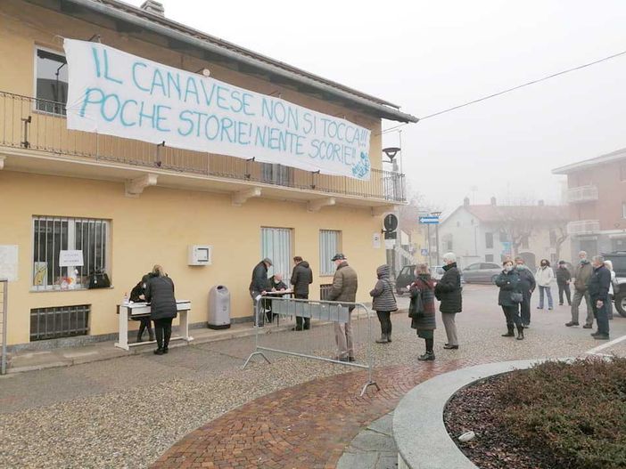 Cittadini e amministrazione scendono in piazza per dire no al deposito unico delle scorie nucleari in canavese