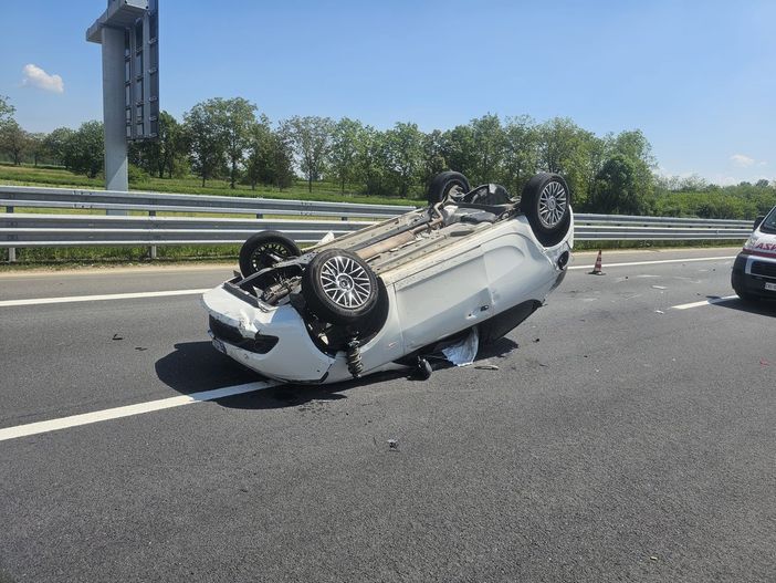 Brutto incidente sull'autostrada A5: auto si ribalta Brutto incidente sull'autostrada A5: auto si ribalta