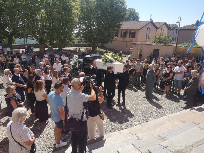 Commozione al funerale di Jacopo Peretti, vittima dell'esplosione di via Nizza Commozione al funerale di Jacopo Peretti, vittima dell'esplosione di via Nizza