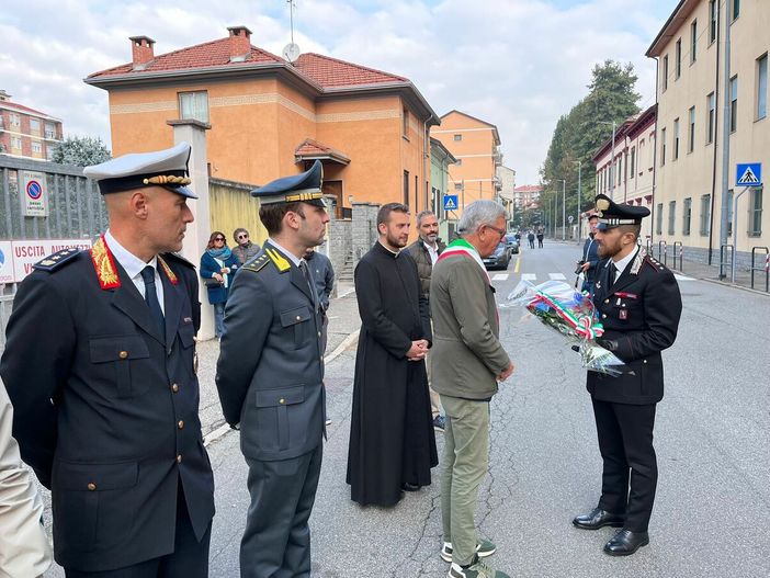 Il sindaco Castello ha posato un mazzo di fiori al Comando dei Carabinieri
