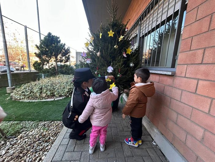 A Volpiano bambini e carabinieri addobbano l'albero della Legalità