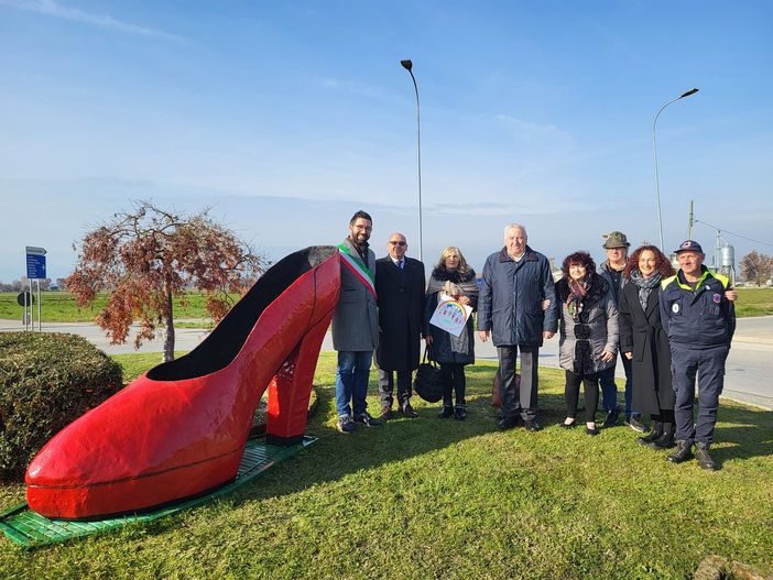 Gianluca Gavazza (Lega Salvini): "Una scarpa rossa simbolo della lotta per i diritti delle donne e contro la violenza di genere" Gianluca Gavazza (Lega Salvini): "Una scarpa rossa simbolo della lotta per i diritti delle donne e contro la violenza di genere"